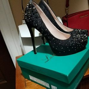 Beautiful sparkly black silver heels.